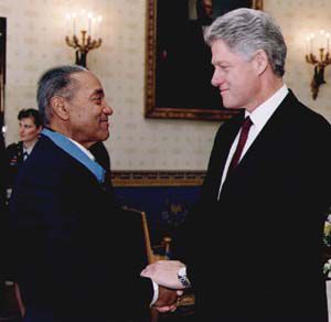 Bill Clinton wręcza Medal Honoru Vernonowi Bakerowi